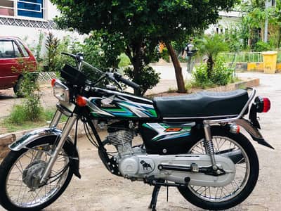 10 bye 10 condition only 4500 km use total jeninue bike  a