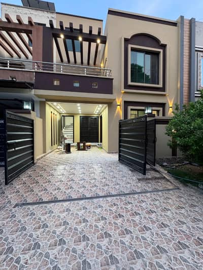 5 MARLA BEAUTIFUL FULLY RENOVATED HOUSE FOR SALE AT VERY PRIME LOCATION BAHRIA TOWN LAHORE