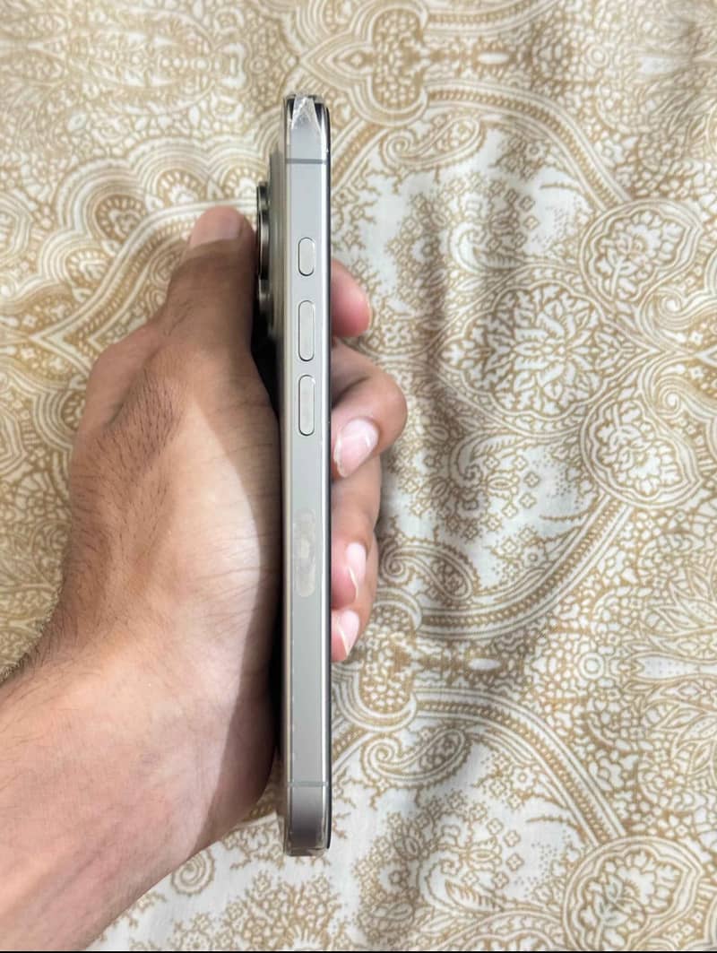 iPhone 16 Pro 3