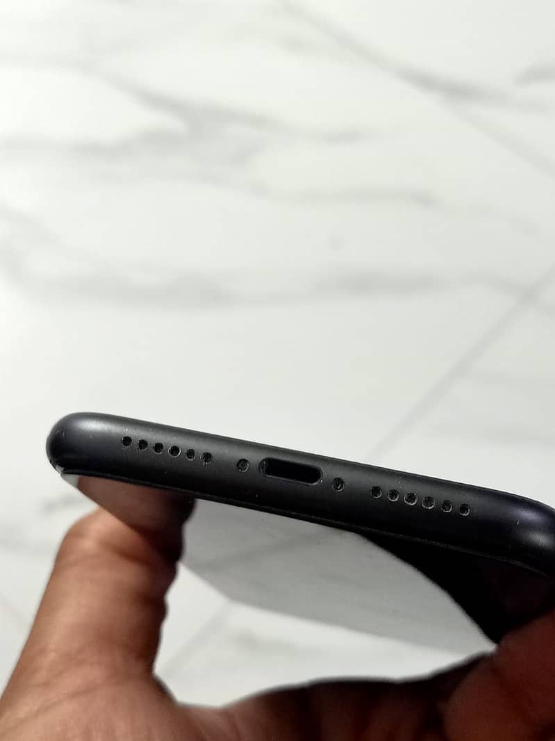 Apple iPhone 11 4