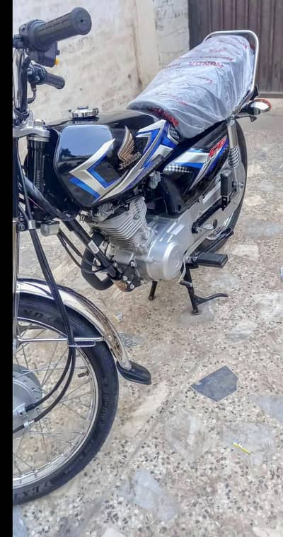 Honda 125 2025 model black condition 10 by10 number b 2025 hai