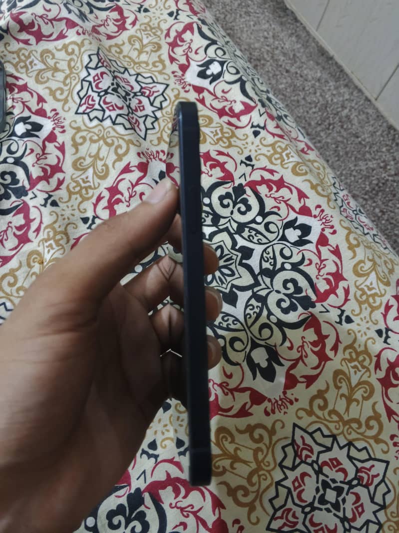 Apple iPhone 12 4