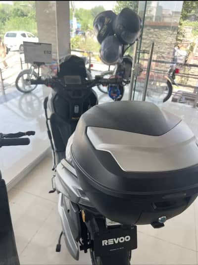 Revoo E52 For sale 2500 km driven