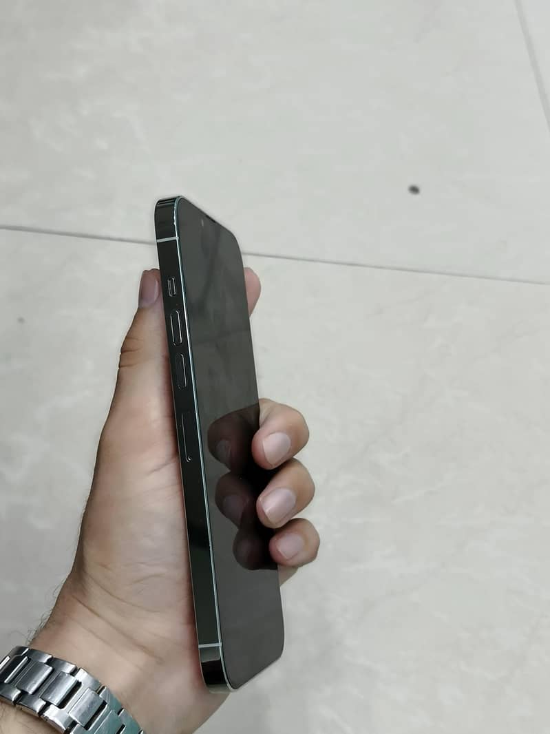 Apple iPhone 13 Pro Max 4