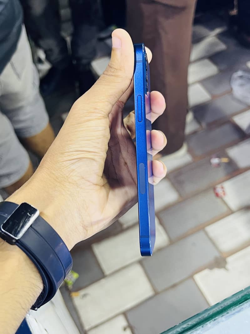 Apple iPhone 12 6