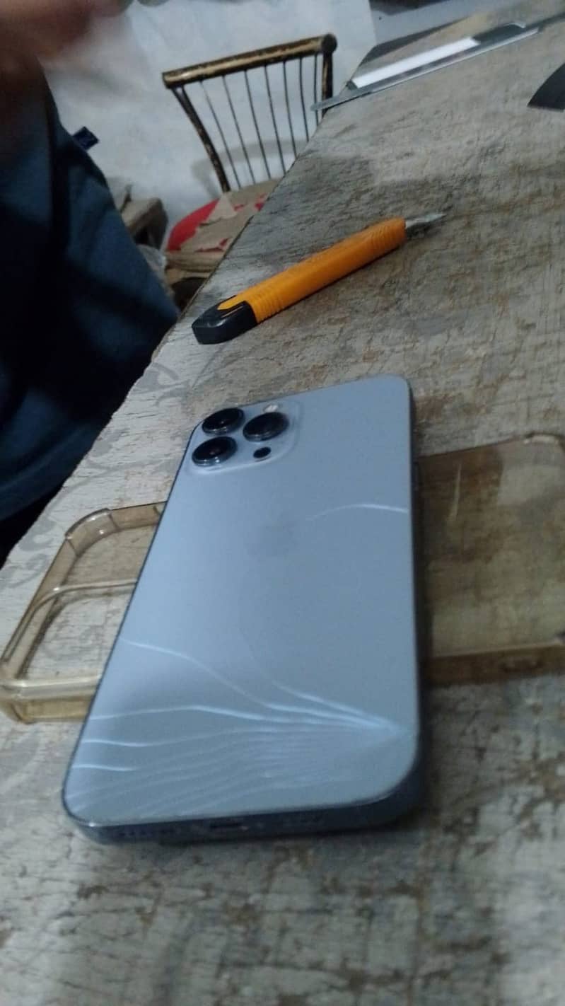 Apple iPhone 13 Pro Max 4