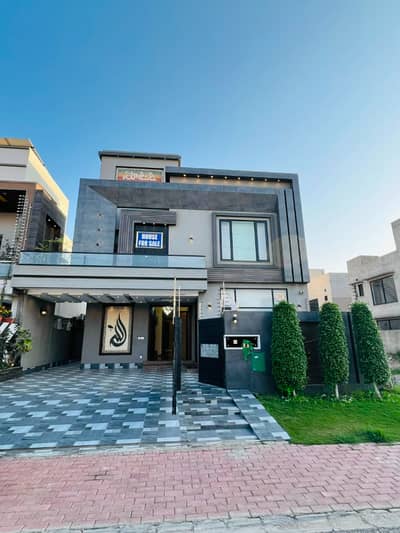 10 MARLA MOST BEAUTIFUL PRIME LOCATION HOUSE FOR SALE AT VERY REASONABLE PRICE BAHRIA TOWN LAHORE