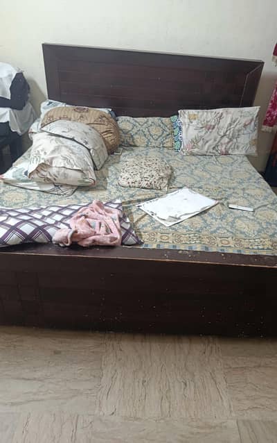king size bed alongwith mattress