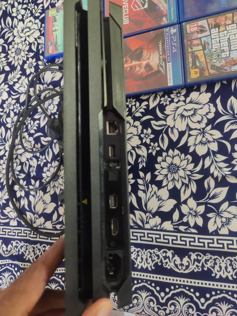 Ps4 pro 1 tb with 7 famous cd 4