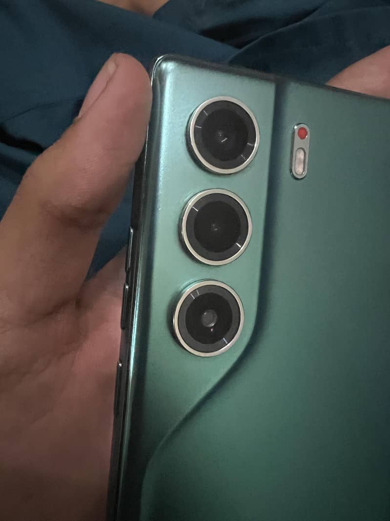 Tecno CAMON 40 1