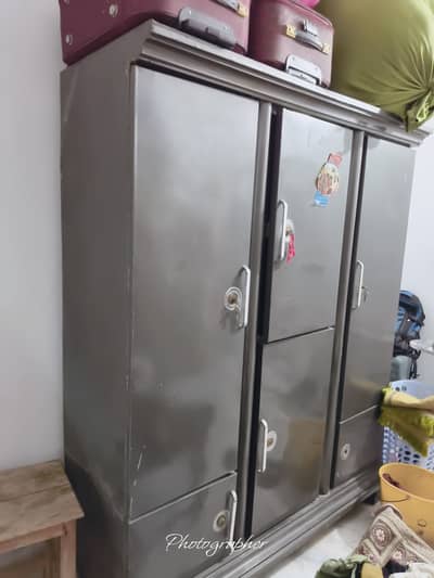 Iron safe almari ha 4 Dore ha condition 7/10 ha. Shifting ki wja sy s