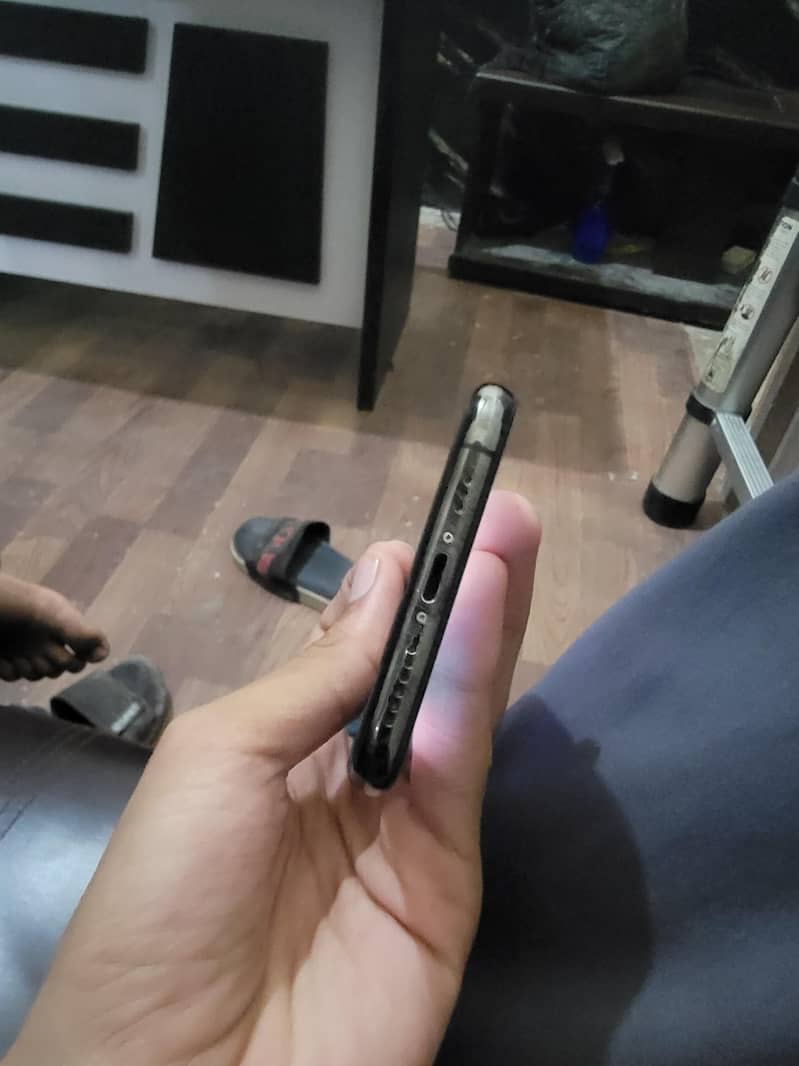 Apple iPhone 11 Pro 4