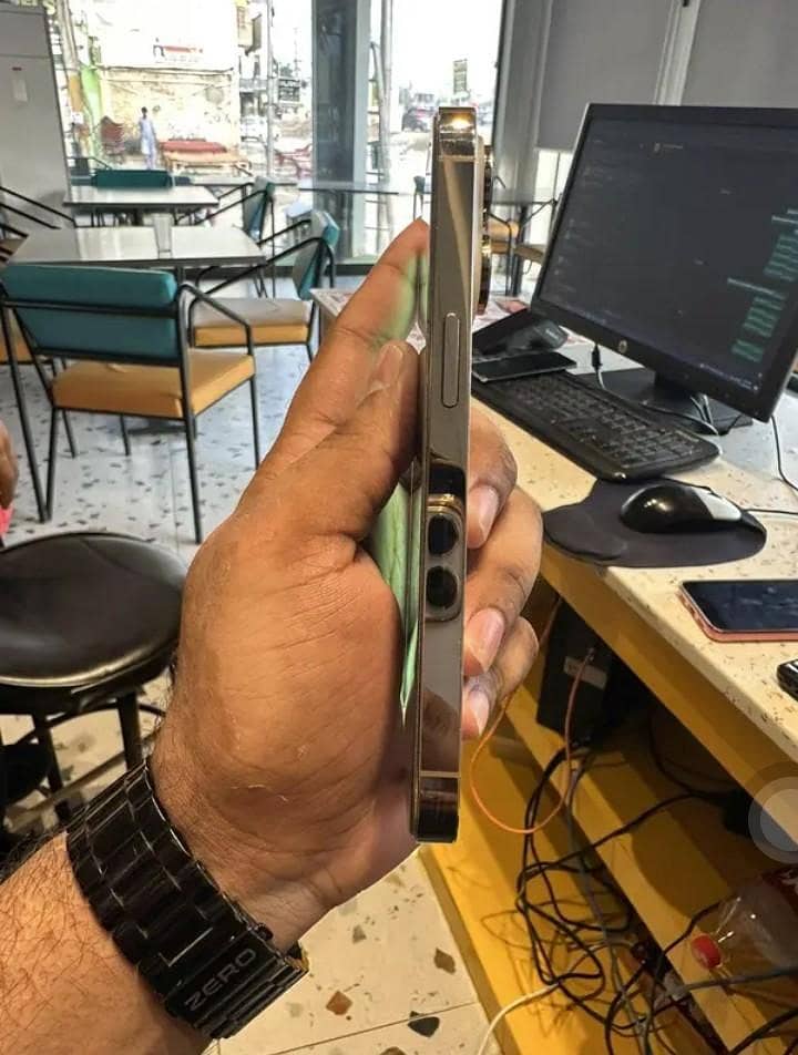 Apple iPhone 14 Pro 2