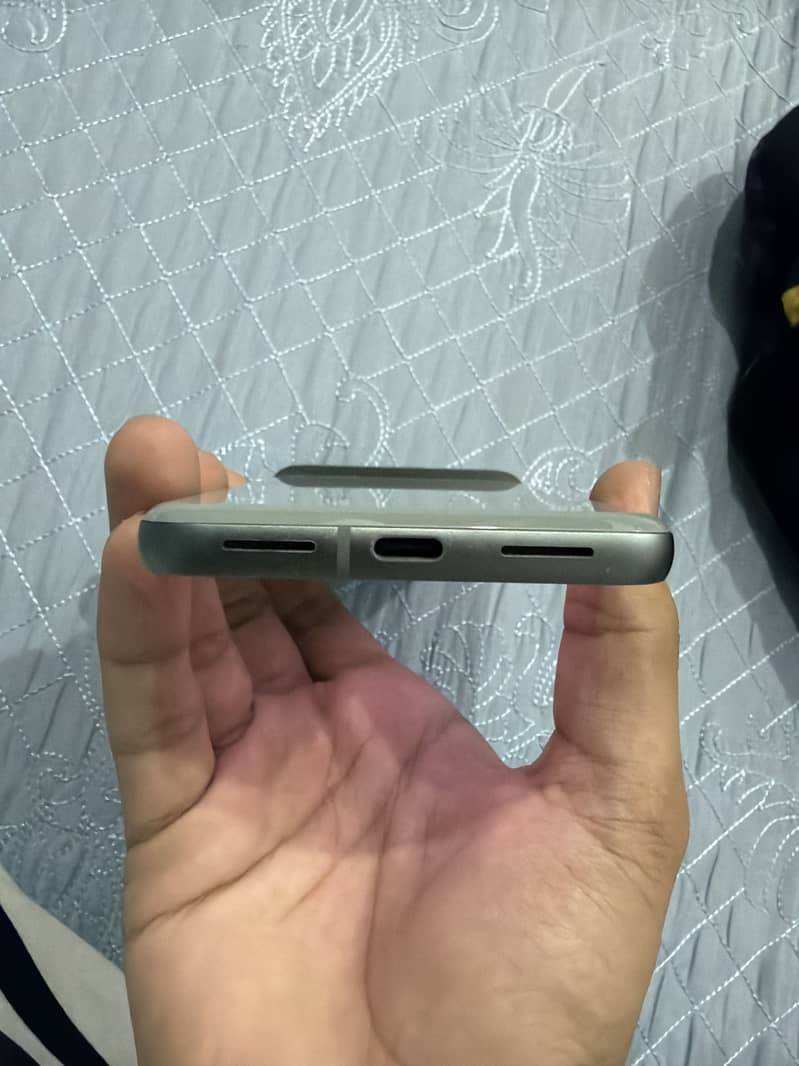 Google Pixel 8 4