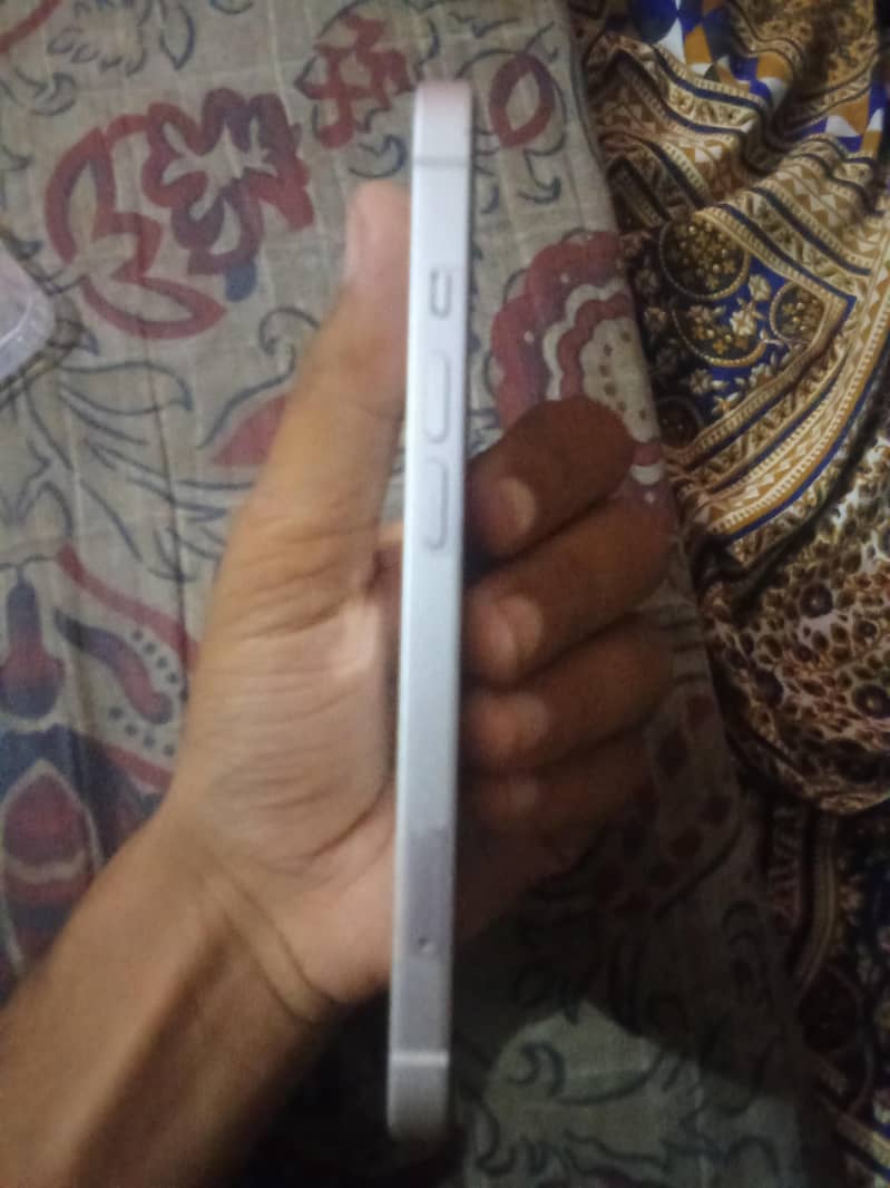 Apple iPhone 13 4