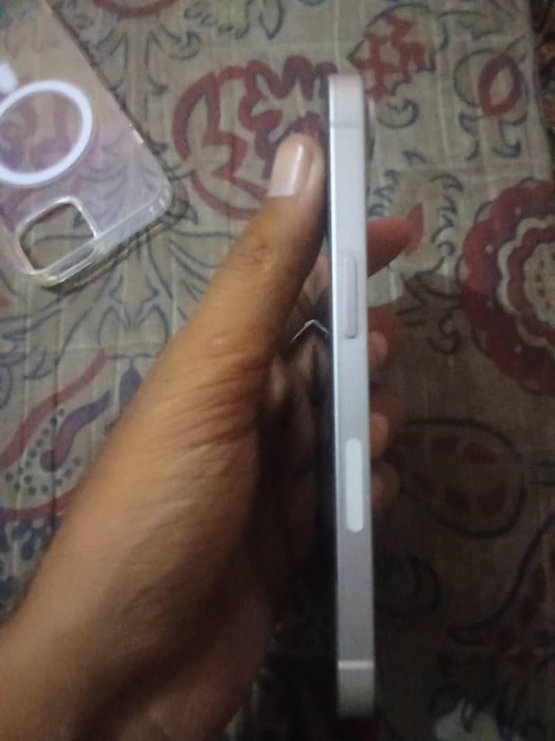 Apple iPhone 13 5
