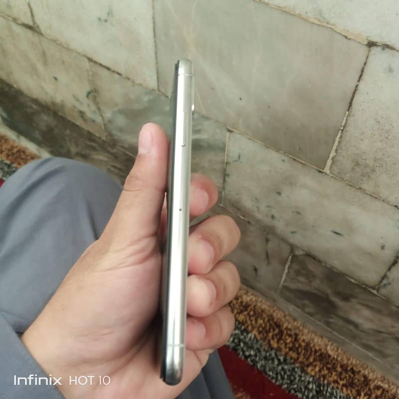 Apple iPhone X 4