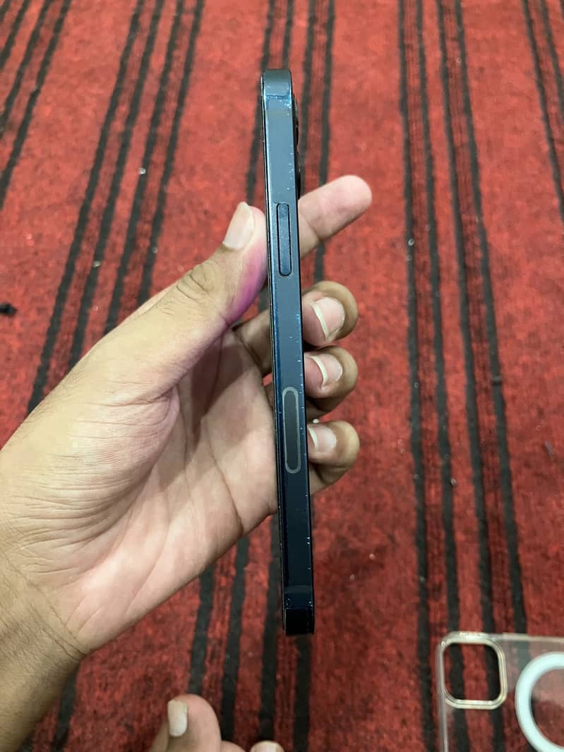 Apple iPhone 12 4
