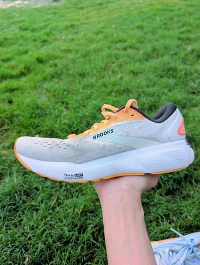Brooks imported shoes Eur : 42 UK 8