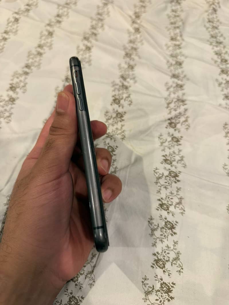 Apple iPhone 11 4