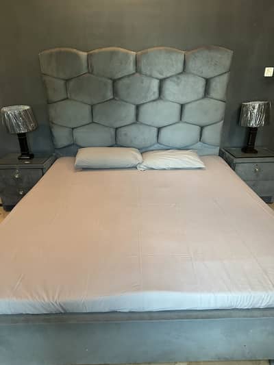 Grey valvet bed set only 2 month used Urgent sale