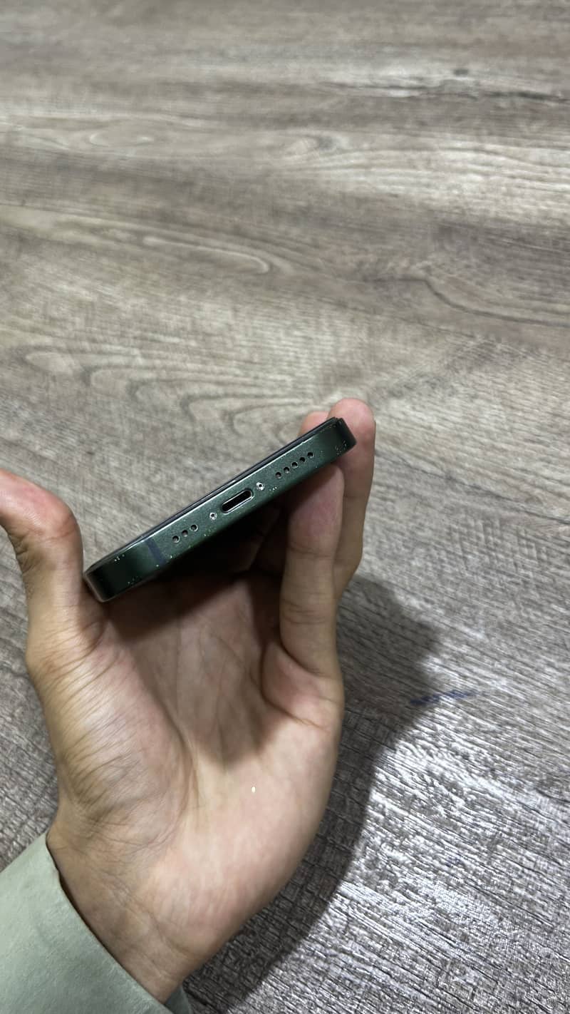 Apple iPhone 13 5