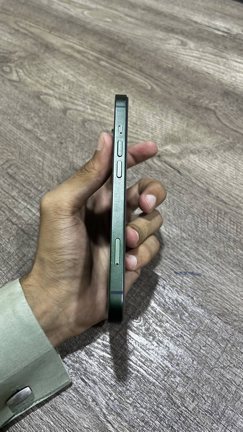 Apple iPhone 13 6