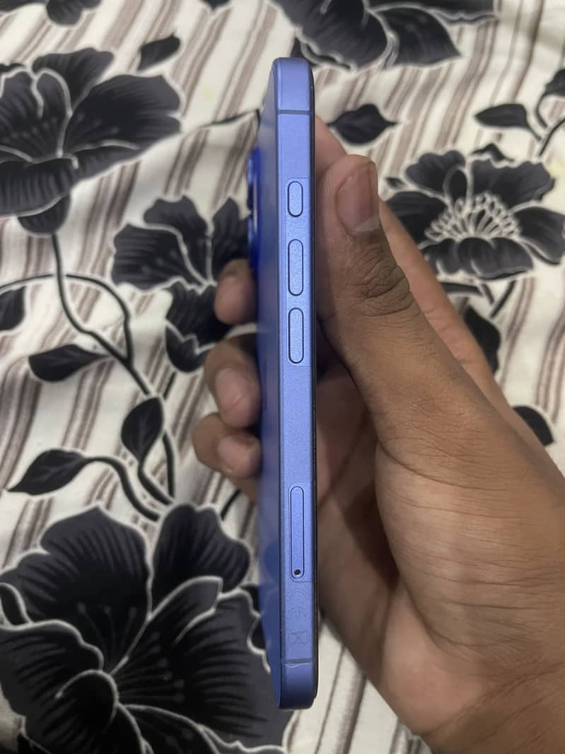 Apple iPhone 16 3