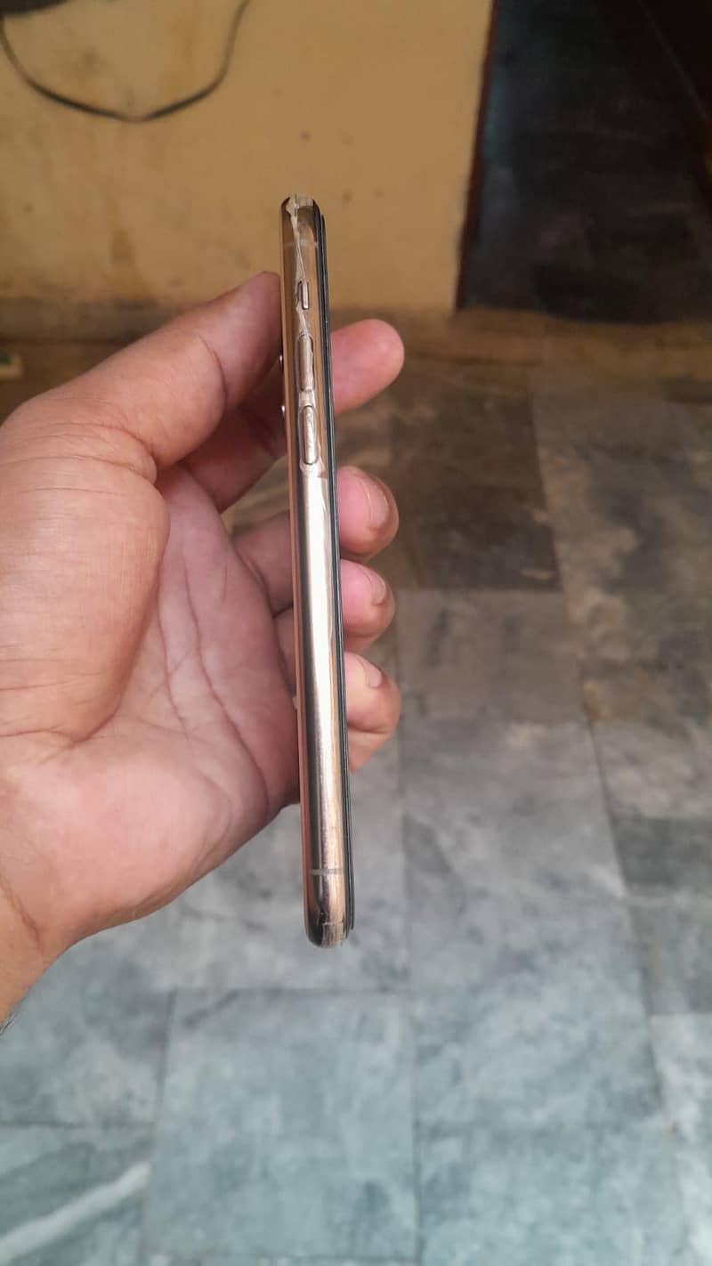 Apple iPhone 11 Pro 4