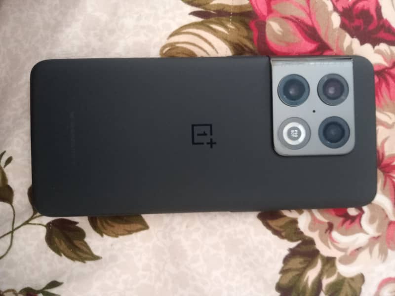 One Plus 10 Pro 4