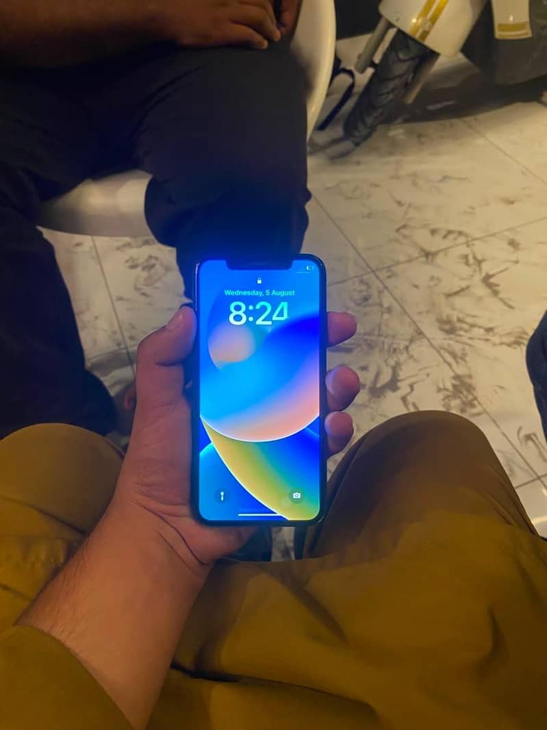 Apple iPhone X 4