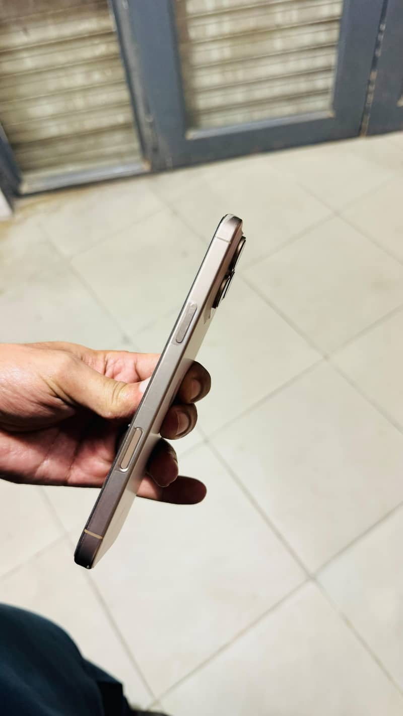 Apple iPhone 16 Pro Max 2