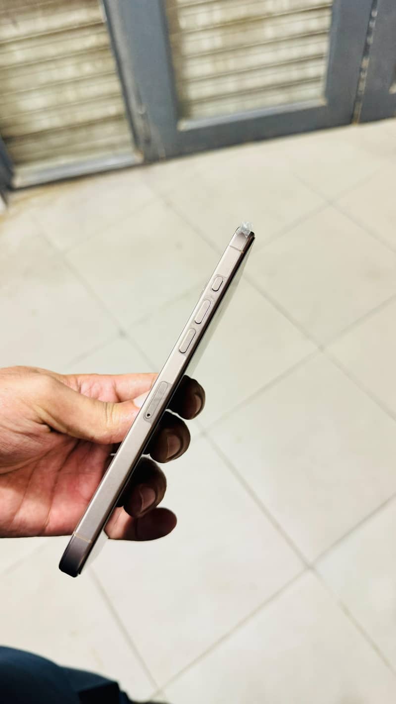 Apple iPhone 16 Pro Max 4