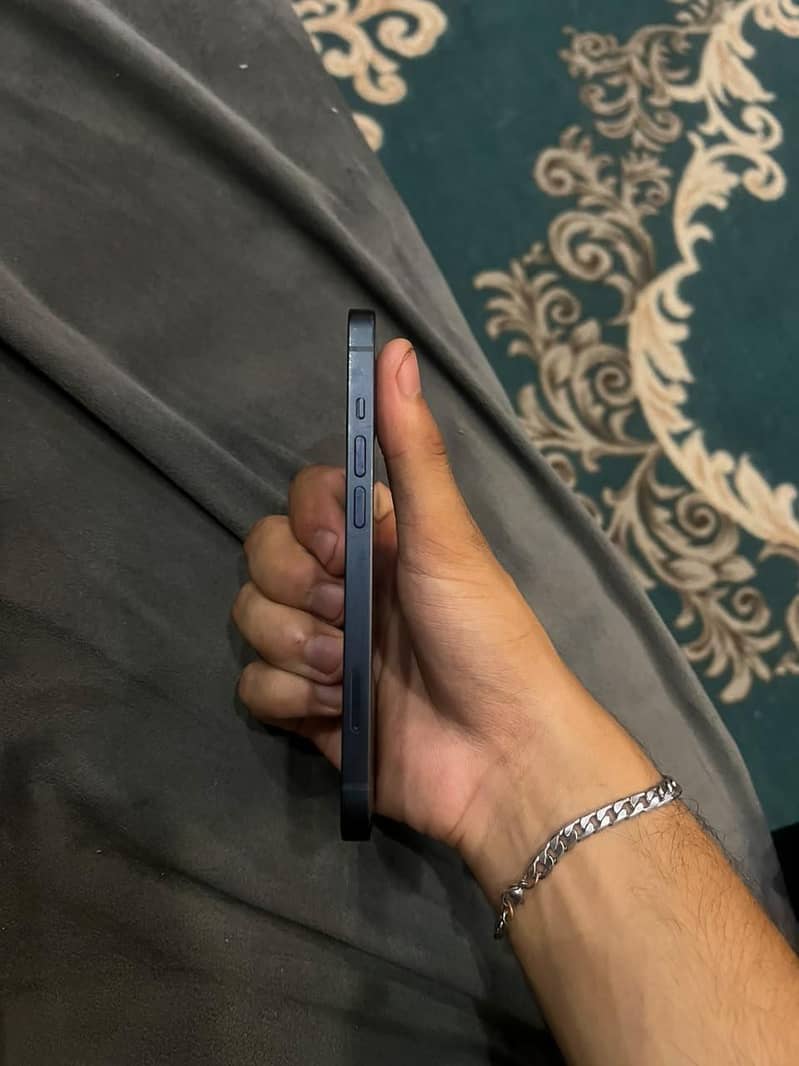 Apple iPhone 13 2