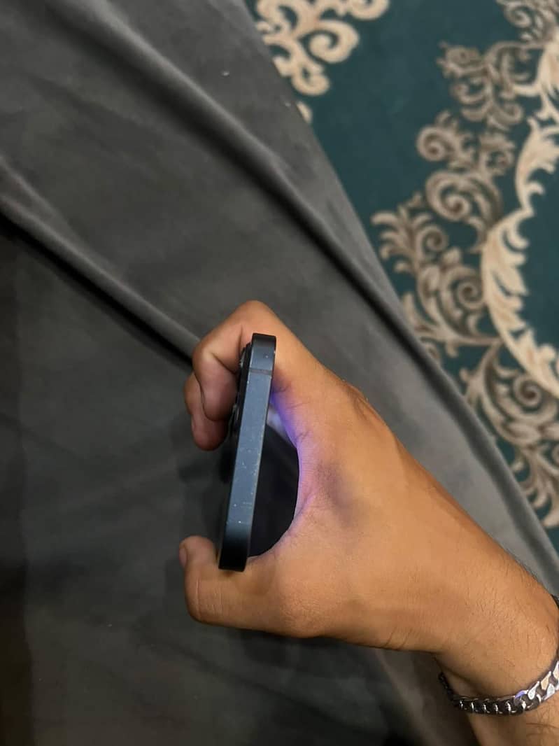 Apple iPhone 13 4