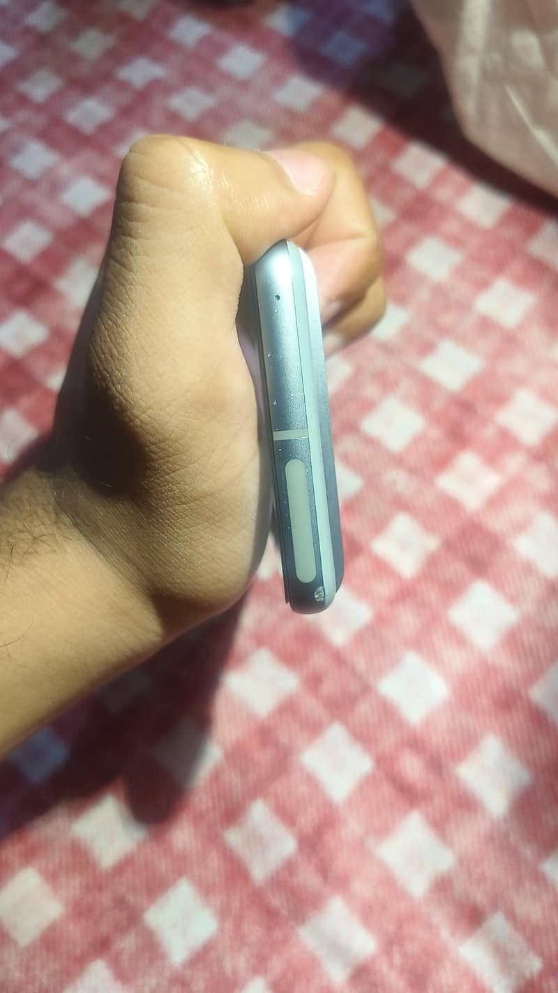 Google Pixel 8 4