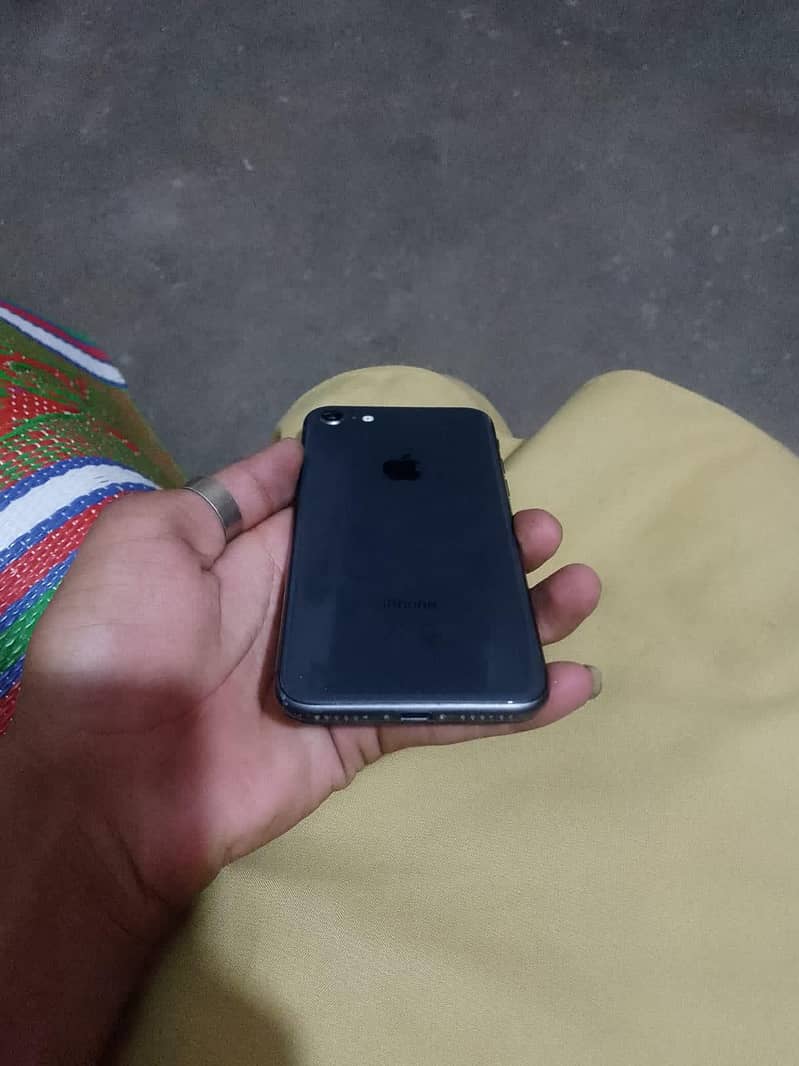 Apple iPhone 8 1