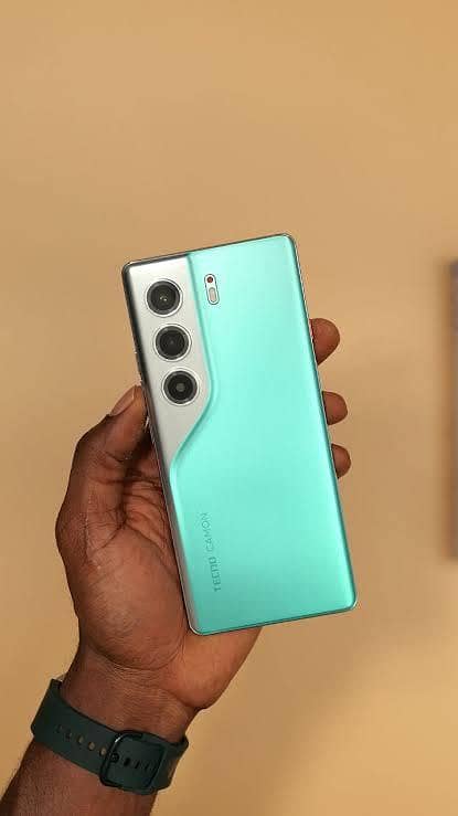 Tecno CAMON 40 Pro 1