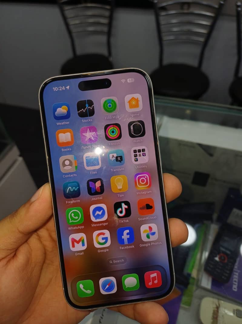 Apple iPhone 16 2