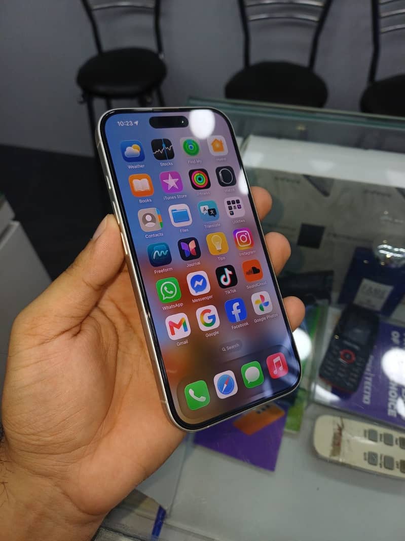 Apple iPhone 16 3