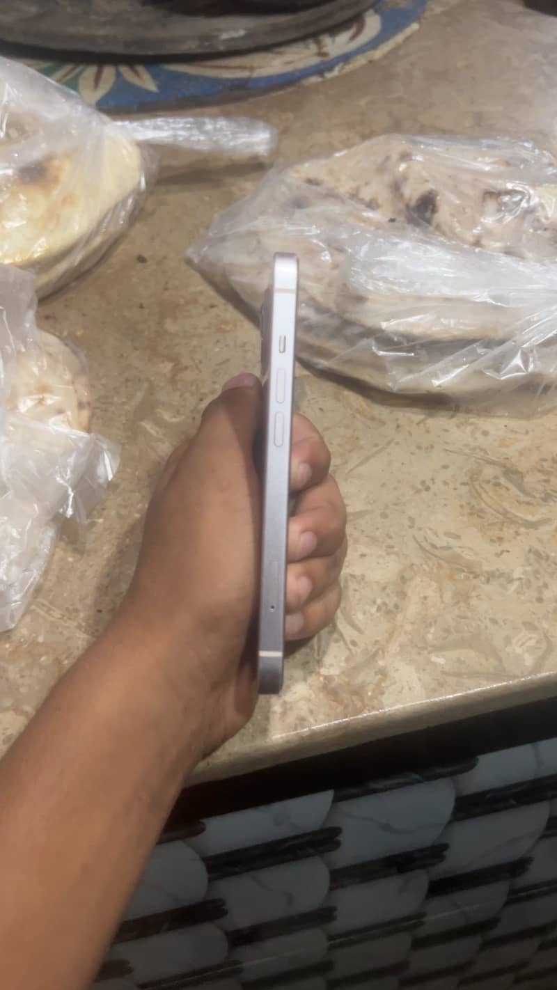 Apple iPhone 13 4
