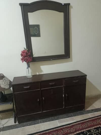mirror with dressing