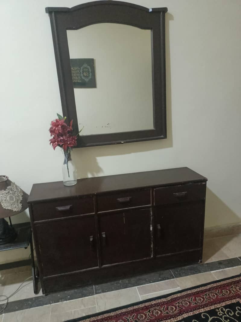 mirror with dressing 0