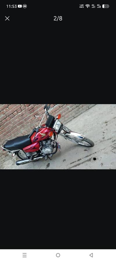 honda 125 in lush condition.