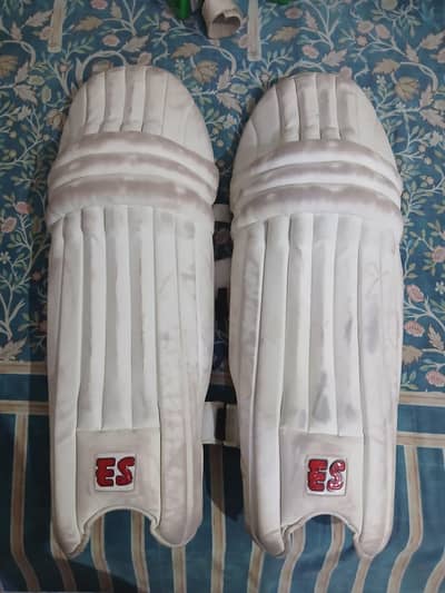 Full kit without helmet.  nly 2 months used For right hand batsman