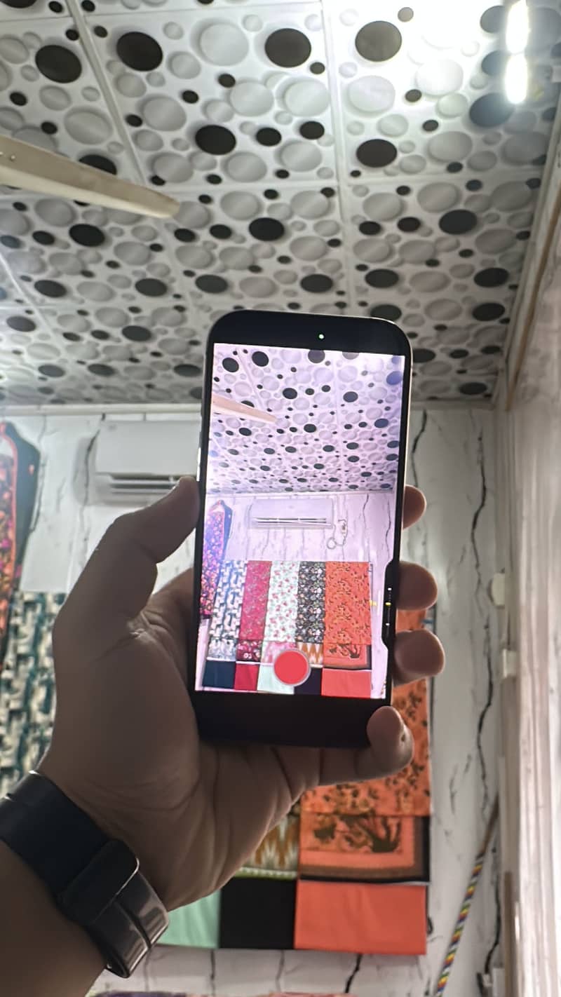 Apple iPhone 16 Pro 9