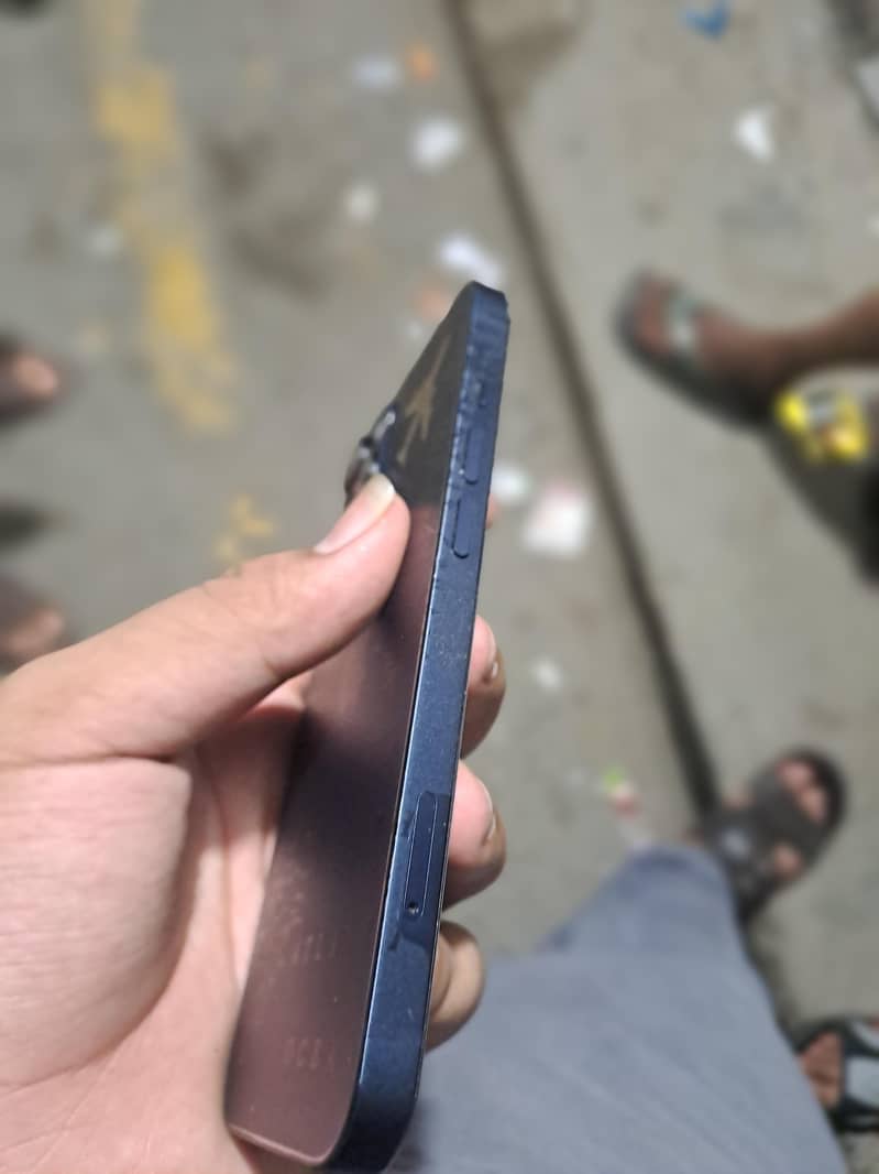 Apple iPhone 13 4