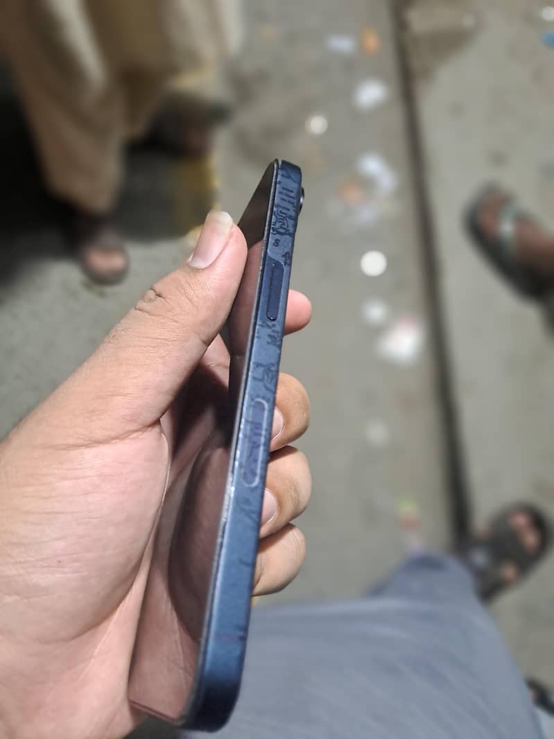 Apple iPhone 13 5
