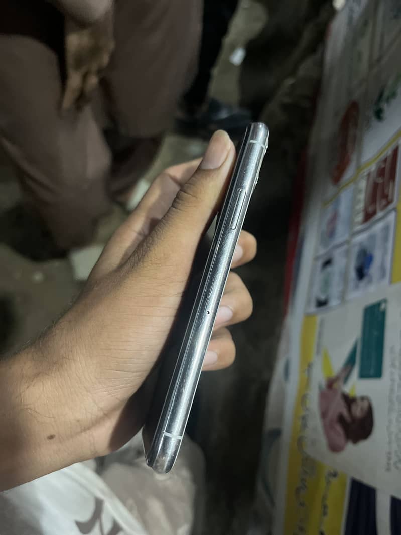 Apple iPhone 11 Pro 4