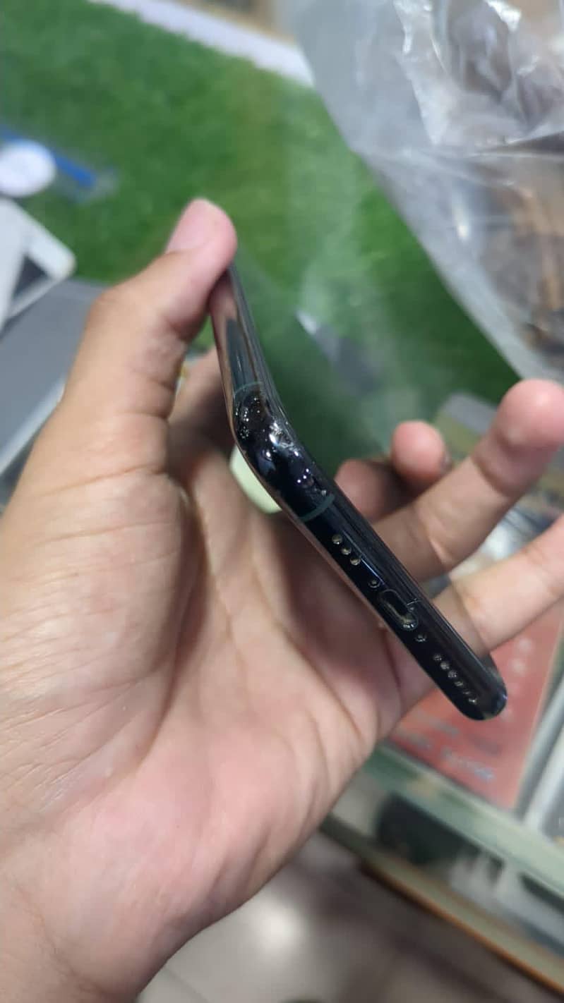 Apple iPhone 11 Pro 4